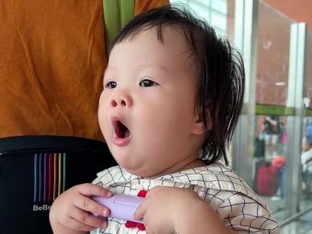 爸爸带娃坐高铁的4个小时都在做什么?#晒出越养越上头的人类幼崽 #带娃出门 #宝宝vlog #带娃坐高铁 #小小露兮