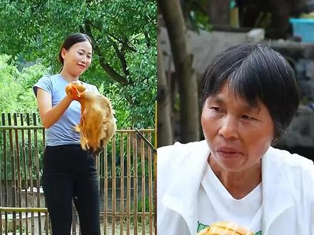 一个汉堡勾起了婆婆年轻时的回忆,生活琐碎但都是幸福。#我的乡村生活 #新农村计划2022 #三农 #乡村振兴dou行动 #乡村守护人 #农村美食 #炸鸡排 #汉堡