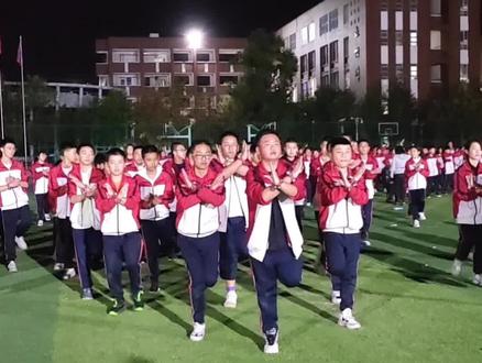 曲靖一中学体育艺术节排练,男生们跳起孔雀舞, 氛围感拉满!#云南又上分了 #曲靖 视频来源:@我是cathy