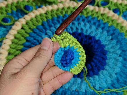 梅子手工钩织第365集 圆形孔雀翎羽爆米花坐垫,现在钩孔雀羽花边了#每天分享制作过程 #我的手工作品