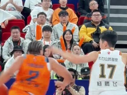 上海队的小胖洛夫顿离开CBA 他曾在世锦赛上打爆文班亚马,如今在CBA却游离在被裁的边缘,他到底是怎么了?#洛夫顿 #DOU来CBA #CBA评球大会 #篮球需要沉淀