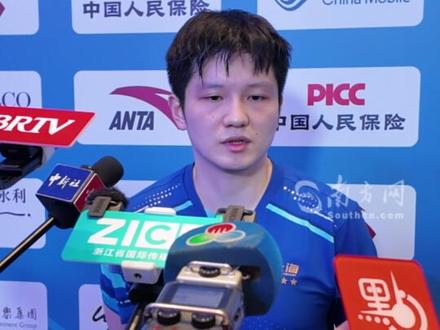 【全运时刻|十五运会乒乓男单半决赛现“神仙打架”,樊振东回顾与王楚钦的巅峰对决】11月15日,十五运会乒乓球男单半决赛在澳门举行。上海队樊振东对阵北京队王楚钦,以4-2获胜,闯进决赛。在赛后采访中,樊振东回顾了此次比赛的战术部署,坦言非常开心自己在关键节点有勇气做决定。在11月16日的男单决赛中,樊振东将对阵海南队选手林诗栋。继十四运会后,樊振东能否实现卫冕,将是这场比赛的焦点。#十五运会 #樊振东