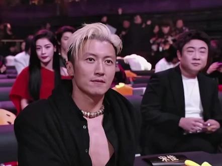 “三蹦子看法拉利” 别人看偶像:满眼星光
乔杉看谢霆锋:满眼都是卧蚕#谢霆锋#乔杉 #热爱创作者伙伴计划 #创作者中心 #近距离看明星