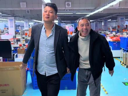 下班手牵手去食堂吃饭!老袁把食堂建的太远了,摇了半个小时还没出车间!#阳光8点 #工厂日常#阳光8点政记 #哪里都是舞台