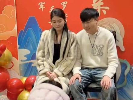 恭喜索图(罗军)小眼妹(毛丹)和俞乐海莉结为干亲家,索图女儿跪拜认亲仪式#索图#小眼妹 #海莉