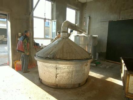 村里人都喝的酒,纯粮烧酒!东北姑娘第一次看到制作过程,太香了 #三农 #纯粮酒