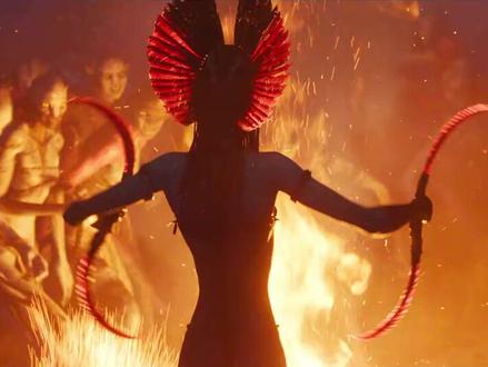 真·膀胱之战!年度科幻巨制《阿凡达3》终极预告 年度科幻巨制《阿凡达:火与烬》曝终极预告!更多新镜头!同时,该片片长终于曝光——3小时15分钟(195分钟),是系列最长的一部。在《阿凡达3:火与烬》中,我们将见到芒克万族——一个在潘多拉星球上生活得并不那么和谐的纳美人派系。芒克万族又称灰烬族,将扮演一个更具对抗性的角色。一场悲剧让他们对潘多拉星球的精神实体艾娃失去了兴趣,也让他们变得更加坚强。“他们有很多未解决的创伤,”饰演他们领袖瓦朗的奥娜·卓别林说道,瓦朗将在《火与烬》中成为一股强大的力量。“他们遭遇了一场自然灾害,而瓦朗的回答就是,‘好吧,去他妈的艾娃。’”奥玛蒂卡亚族和梅特卡伊纳族都深信潘多拉星球生态系统的互联互通,而瓦朗则带领芒克万族走上了另一条道路。“她实际上是在寻求一种不同的力量,并试图驾驭它,以此将她的族人从苦难中解救出来,”卓别林解释道,“人们很容易陷入反派心态,但实际上她是族人的英雄。因为她把他们从苦难、饥饿和乞讨中拯救出来。” #阿凡达 #阿凡达3 #阿凡达:火与烬 #预告片 #电影