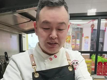 爆炒草原明珠”并非一道标准菜名,而是对鄂尔多斯的特色食材书面语言羊睾丸,鄂尔多斯人称它为“草原明珠”也是对它进行爆炒烹饪方式的一种描述,也是鄂尔多斯最具代表性的特殊食材美食,在伊旗宏泰水晶郦城南门,福瑞祥拼三鲜店得以呈现 #生活 #美食 #美食天天有想吃跟我走 #生活不会辜负每一个努力的人 #一般人不告诉他