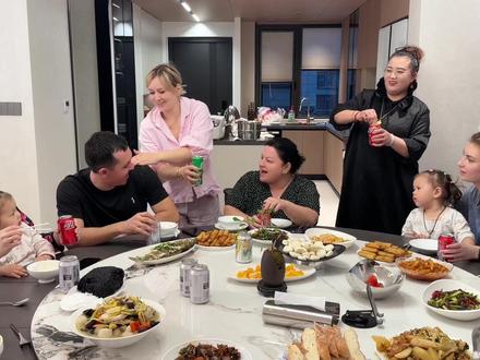 外国小姨子一家来中国,在新房子过个团圆年,珍惜共处的时光! #抖音年味vlog大赏 #在拍一种很新的vlog #娜塔莎一家 #老外在中国 #老外过中国年