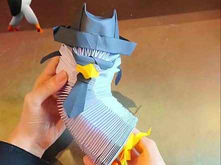 万万人想要的教程来啦!一起做个解压有趣的优雅企鹅吧~
1.身体部分:一张A4纸八等分,裁成每张长为29.7cm的纸条八条(成品大概需要十几张A4纸),先取两个纸条按照视频展示的交叉折,口诀三下一穿,逆时针转一下向下折一下(三次)剩下一条穿过去
2.头:一张A4长方形宽对半,对折裁开(一分为二,两张都需要用来折头的部分)拿出一张16等分,分好后,两边的长,往中心折大概2cm,之后按照视频里面收拢,斜线折法只要角度不要太大就可以了
3.墨镜:10cm的正方形纸,可以大致对比自己做好的企鹅头,如果觉得墨镜在大一点好看或者小一点会比较好,这个随意改变,只要是正方形就行
4.嘴巴:7.5cm×6cm的长方形纸,折好可以用胶水把上下嘴巴粘合在一起
5.领带:8.5cm的正方形
6.帽子:14.5cm的正方形
7.腿:14.5cm的正方形
8.翅膀:没什么要求好看就行,比对企鹅剪两个搭的
#手工教程#企鹅表情包#抽象#解压#高雅人士 #企鹅表情包 #解压