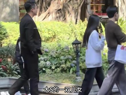 大 S 一周年忌日,儿女在广州游玩!女儿侧脸很像妈妈 #娱乐 #明星 #大S #八卦 #娱乐评论大赏