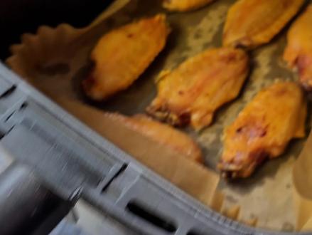 脆皮不靠油!㊙️空气炸锅鸡翅酥脆的秘诀 回复 @热情网友的评论 【小朱朱申请出战抖音年味争霸赛】
🍔 如何参与“点菜”?
1️⃣戳戳评论区 👇
大声告诉我,此刻你最馋哪道菜?
2️⃣成为“幸运食神” 🍀
我会在评论区认真“翻牌”!
被选中的菜名,就会变成下期动画里“闪闪发光”
的主角✨
3️⃣收获你的专属动画 📺
准时来收看下一集,
看你的点子如何被煮成 “色香味俱全”的小故事~
—
关于《脆皮鸡翅》的小tips:
❗️美食拓展课堂:
✅鸡翅平铺在炸篮里,不要堆叠,保证热风能均匀循环,这样才能四面都酥脆。
✅蜜汁风味:在最后5分钟,刷上一层蜂蜜与少许生抽的混合液,再烤一下,就是迷人的蜜汁脆皮鸡翅。
✅香辣风味:在腌制时加入辣椒粉,出炉后撒上一些辣椒面或孜然粉。
✅中式烧烤味:腌制时加入孜然粉、辣椒粉、少许糖和料酒。
#青年创作者成长计划 #抖音年味争霸赛 #过个抖音新轻年 #今年的年货爆改指南来了 #春节没有宅家的义务