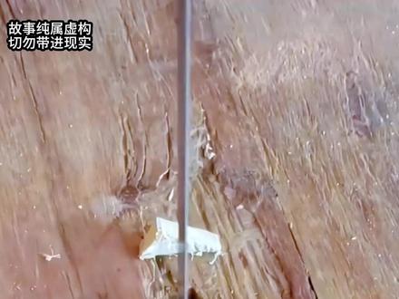 硬核探金 04 你的手机能收到未来的新闻,你会用来干什么,在家里无聊刷着视频的你,手机里突然推送了一条广告9月16日,临安市幸福小区一租户,在所租的地下室挖出一吨黄金,价值3个亿,看到这条新闻,你微微一愣,自己就住在幸福小区,怎么没听说,谁家地下室挖出一吨黄金出来,这么大的事如果是真的,肯定早就传得沸沸扬扬了,能没一个人知道,而且这时间也对不上,上面说是9月16日,但今天明明才6月27日,错了快三个月了,云青探金后续,云青探金后续开车后续,云青探金大结局,云青探金食堂后续,何时鸣秦丽雅饭堂后续#云青探金后续 #云青探金后续开车后续 #云青探金大结局 #云青探金食堂后续 #何时鸣秦丽雅饭堂后续