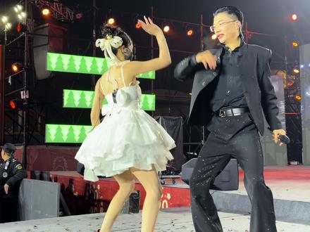 #有才太有才了 #跟着音乐去旅行 小辣椒情侣舞来啦@郭有才(3月7-9号晚7点湘潭万楼景区) @苏畅V