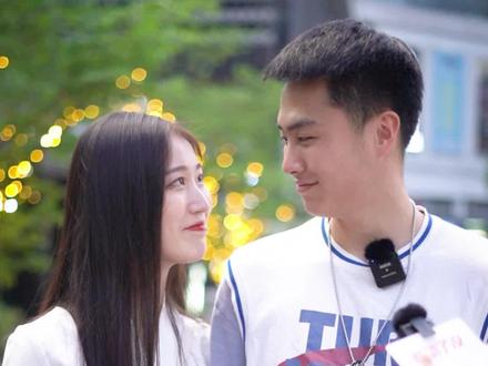 老师真的会变老婆!勇敢告白的毕业大学生的后续来了,恋爱中的老师居然那么粘人!#街访 #恋爱 #告白