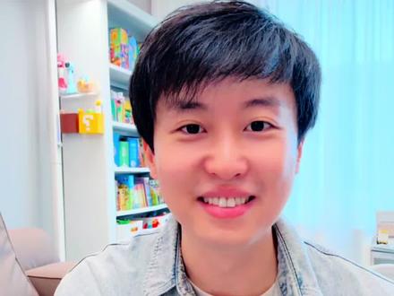 父母英语不好也可以培养双语宝宝,1岁到6岁启蒙路线图 #亲子英语 #双语宝宝 #英语启蒙 #英语启蒙教育 #英语启蒙这样做
家长英语不好,能不能给娃做英语启蒙?这条视频整理了一份从2岁前到6岁后的英语启蒙路线。其实家长的英语不需要有多好,只要在娃不同阶段做对事,剩下的交给时间坚持,普通家庭也能带出双语宝宝。大家启蒙的时候有遇到什么卡点么,欢迎评论区或者私信告诉我,我来帮你支招。