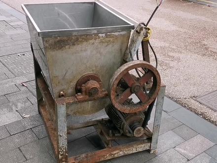 厨具维修/和面机拆卸遇麻烦,不常用工具都拿出来了