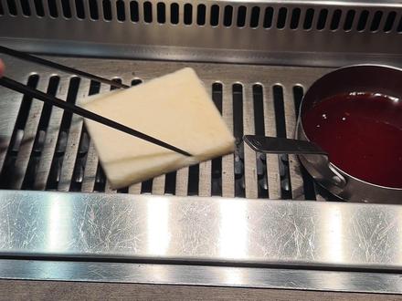 🇯🇵 东京美食|人均1700💰的和牛烧肉天花板🥩 USHIGORO S. GINZA
·
📍日本〒104-0061 Tokyo,Chuo City Ginza, 7 Chome-7-7Ginza 777 Adc Building, 6階
·
去东京怎么少的了烤肉!我提前了半个月才开始订餐厅。SATO完全订不到,Yoroniku网上只能3人起订,好像打☎️去店里是能订2位的,后来订了USHIGORO S. ,K course完全没让我失望。
·
USHIGORO S. 是USHIGORO的高级版,牛肉品质相当ok,入口即化🤤。S有2家店,想去的朋友们记得提前预约哦~我在tablog上预约了评分较高的银座店。有好几种set,2个人没得选择,只能订zuì贵的K套餐:31000日元/人➕10%服务费,大约1700rmb💰/人,酒水另点。有独立包间&1v1服务,每道菜都会仔细讲解。
·
和牛三明治🥪是我的zuì爱!炸过的牛排外脆里嫩,配上特调酱汁,还有用量十足的白松露,一口下去,真的超级满足!
·
⚠️ 注意:
1⃣️ 前菜有蛮多生的,不能吃生的朋友可以提前和餐厅说明。
2⃣️ 东京热门🔥餐厅真的很难订!大家提前一两个月就可以看👀起来了!
#抖音美食推荐官 #美食vlog #美食分享 #旅行推荐官 #旅行大玩家