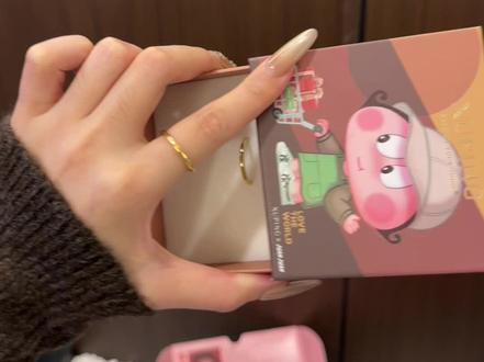 赶紧给重要的人安排这个素圈戒指吧,寓意思念之人一切顺遂,在一起天长地久。#戒指控 #饰品搭配 #情侣戒指#戒指