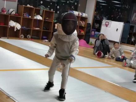 击剑项目,非常需要基本功。
简单的动作需要重复做。
虽然很枯燥,但是很有效。
找同一个孩子6岁刚接触实战提高兴趣和10岁专项能力初步有点样子的视频给大家对比一下。