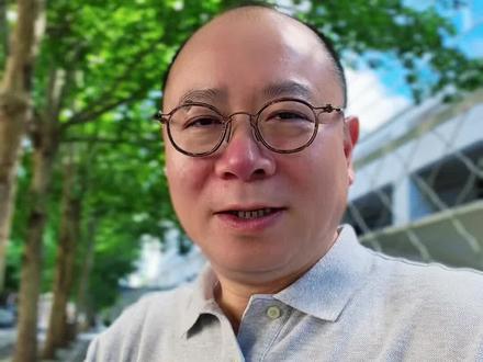 长鑫科技上市:市值能冲几万亿? 等了这么久,长鑫科技终于在5月27日科创板过会了!预计最快6-7月就能登陆A股,作为国产DRAM龙头,它上市后的市值能到万亿、两万亿,还是更高?这几天成了市场最热议的话题。结合公开信息,我从三个角度聊聊它的估值逻辑——
📌 审核提速:硬科技企业的新标杆
长鑫科技是科创板预审制的首单过会项目,从2025年12月30日受理到过会只花了148天,恢复受理后更是仅用10天就过会,效率直接拉满。这种速度,明显能看出资本市场对优质硬科技企业的支持力度。
📊 业绩够硬:万亿市值有底气
它的盈利数据真的很亮眼:2026年一季度营收508亿元,归母净利润247.6亿元;上半年预计营收1100亿—1200亿元,净利润500亿—570亿元。要是全年净利润超1000亿,10倍PE就是万亿市值,20倍PE能到两万亿,机构甚至看到3万亿—4万亿,冲击A股科技股龙头的潜力不小。
🌐 周期加持:对标全球巨头
AI带火了存储超级周期,全球DRAM价格一直在涨,三星、SK海力士、美光的市值都突破了万亿美元。长鑫作为全球第四大DRAM厂商,既能吃行业景气的红利,又有国产替代的加持,估值有向上的空间。不过存储行业周期属性强,要是未来供需反转、增速放缓,估值可能会回落,这点得理性看待。
以上是我根据公开信息做的个人独立分析,市场有风险,投资需谨慎。
#长鑫科技