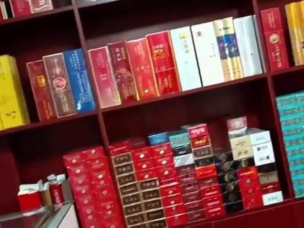 香烟价格调整:亲民烟重返市场,民生与控烟的平衡之举 2025年,烟草行业迎来重大变革,亲民平价烟重新上架,成为市场焦点。此前,受控烟政策收紧、生产成本上升等因素影响,10元以下平价烟逐渐淡出市场,烟民面临“买烟难、买烟贵”的困境,低收入群体压力尤为显著。
此次调整中,政策层面明确发力。国家烟草专卖局要求卷烟厂10元以下平价烟生产配额不低于总产量的20%,并纳入企业考核,同时建立供应监测机制,跨省调拨补货,确保平价烟稳定供应。云南、河南等卷烟大省新增生产线,复产经典低价烟,从源头解决缺货问题。
市场反应积极,平价烟销量显著增长。2025年三季度,全国10元/包及以下卷烟产量同比增长18.7%,销量同比增长16.3%,库存周转天数大幅缩短。8元/包价位卷烟成为“C位”,销量占比超三成,便利店、小卖部补货频繁,平价烟真正回归消费者身边。
这一调整并非鼓励吸烟,而是在控烟与保民生间寻求平衡。平价烟包装警示图扩大至65%,新增“二手烟伤儿童智力”提醒,强化健康警示。同时,通过价格杠杆抑制吸烟率,尤其是青少年吸烟,推动烟草市场规范发展。