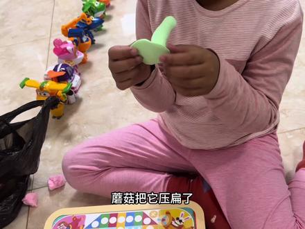 小朋友自己起的主题是:我爱玩橡皮泥,做各种东西。#做泥教程 #挑战橡皮泥