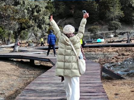 打卡飞驰人生3取景地,甘孜州九龙县伍须海。光辉灿烂的湖泊,南侧是十二仙女峰,西侧是浪古则雪山,原始森林与高山草甸、雪山湖泊相映成趣。小众景点,人车皆少,全程不排队,体验感拉满 #飞驰人生3 #飞驰人生拍摄地 #川西自驾 #九龙秘境 #伍须海