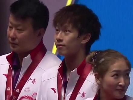 荣耀时刻,意义非凡,林高远刘诗雯领取金牌。(来源:咪咕体育)#林高远刘诗雯领取金牌 #邓亚萍祝贺林高远刘诗雯夺冠 #林高远刘诗雯混双夺冠 #十五运会