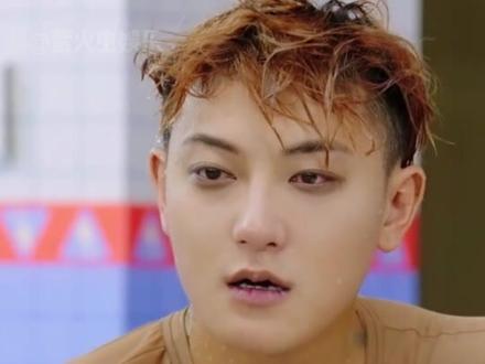 黄子韬这也太不把我们当外人了。#黄子韬花式求打码 #黄子韬回应光屁股 #黄子韬