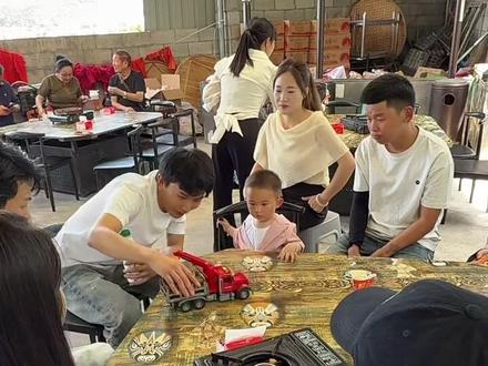 一会儿就跟他三叔玩一起来了 @苏潇潇 #牛犇犇日常