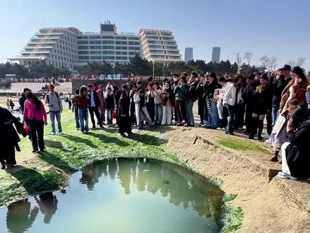 爱心海只有在落潮的时候才能落出来,并不是随时都能看到 比如今天是正月初五,白天落下去的时间在下午1点以后,能看个四五个小时海水就涨上来了,初六往后推后48分钟,也就是下午1点50左右,初七再加48分钟,大约在2点40左右,依次类推,视频结尾我会附上日照海域潮汐表,再就是观看海上日出,每个季节日出的时间都一样,比如现在是农历一月份,日出的时间在早上7点左右,农历二月就要提前半个小时,也就是早上6:30,三月大约在6点,时间只是一个大概,而且日出前的半个小时蓝调时刻也是很美的,结尾我会附上日出时间表,很多人来日照灯塔景区,都是为了这片爱心海,它不是人工造的,是海浪和礁石,用了千万年的时间,慢慢吻出来的,涨潮时,它藏在海里,像一场不为人知的温柔,退潮后,才露出这颗完整的心,蓝得干净,美得安静,有人说,这是大海送给日照的浪漫,也有人说,来看过爱心海的人,都会被温柔以待,如果你来到这里,记得等一次退潮,看看这片,只属于日照的天然爱心海。#日照旅游攻略 #日照游玩攻略 #日照爱心海 #旅行推荐官 #烂漫爱心海