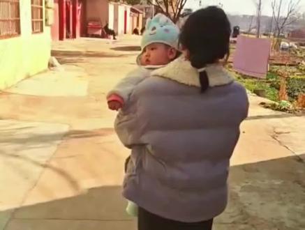 带着一个1岁的女孩#脱单#民间实拍