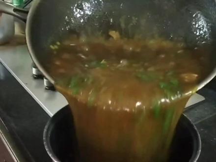 无意间翻开之前的视频,发现伯父教我们做的海南腌粉卤汁,从此以后,要想吃到这个味道,只能自己动手做了。#海南腌粉酱汁怎么做 #海南特色美食 #海南粉的做法 #海南美食