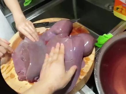 猪肝的原材料,沙肝和细肝的分辨,以及初加工方法,视频后面展示了卤猪肝成品#餐饮创业 #卤菜 #卤猪肝 #谭谈卤菜烤鸭 #新手开卤菜店