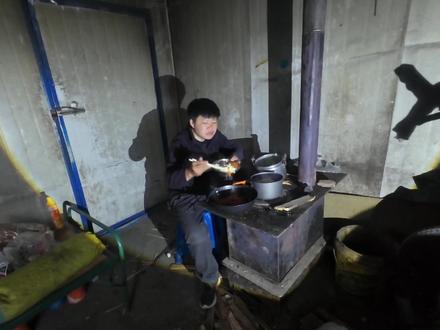 死人沟睡觉太冷了,劈点柴生炉子,晚上睡觉暖和点,晚上炒俩菜
