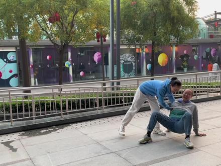 童年时的游戏#童年回忆 跨大步#80后 现在玩起来依旧那么嗨#一帮年轻人