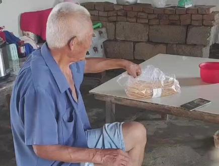 今天是您五七的日子,据老人说五七三十五,儿女来诉苦,哭诉父母受的苦阎王爷就会网开一面少受刑罚,据说人去世后灵魂一直在飘荡只有五七这天才知道自己不在人世了才知道自己死了,他就在望乡台上看看自己的家乡看看自己的儿女亲人然后才恋恋不舍转身离去踏上去阴间的路。所以我父母五七这天我们姐弟都会赶回来给父母看最后一眼,还有说法说五七这天是五阎王审去世的人,五阎王没有女儿,他听到女儿哭的撕心裂肺就会心软放过去就会省得严刑拷打,所以我们姐弟就三点多起床早点去省得老父亲在阴间受苦,老父亲你就放心的上船远去吧,不要牵挂任何人,出远门不要舍不得花钱,我们会给你送钱的。这个视频是我八月份回家拍的,因为正月里我姨妹带他去天津检查身体在我大姐家住段时间他非要回家,这个倔强的老头不愿意在那治疗食管上轻微的静脉曲张,说要花钱。我给他讲了利害关系,因为不能吃坚硬的东西怕扎破食管静脉曲张部位,他说没事,我又想让他吃点他想吃的东西又怕家里姐弟看到就没敢发出来,现在想给他吃什么他也吃不到了,回家再也找不到了永远失去了我最爱的老父亲#有一种思念叫做永远 #十月初一寒衣节想爸妈了世上只有爸妈好😭😭 #愿您在天堂一切安好 #阴阳相隔的思念