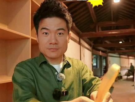 #董宇辉 在绍兴东湖了解乌篷船制作过程,被竹子的超强韧性震撼之余,还不忘“翻译”绍兴方言:董宇辉是一个帅哥。#浙江文旅 #与辉同行浙江行 #绍兴乌篷船 #董宇辉体验制作乌篷船