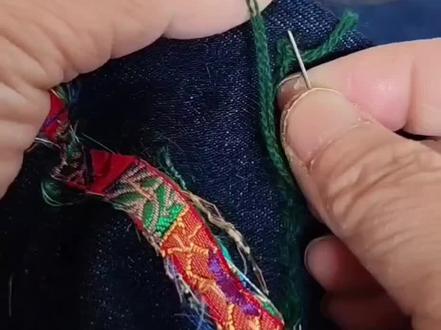 自己设计一款刺子绣和拼布组合的梅花车载收纳包,还差个包带,明天见成品吧 #原创设计#拼布收纳包#旧物改造#碎布头改造#手心里的温度