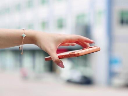 都说康宁膜很抗摔很防蹭?我就不信!#数码科技 #iPhone #康宁膜 #手机钢化膜 #闪魔