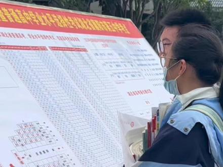 6月6日下午是高考生考场“踩点”的时间。考点怎么看?看什么?听老师来划重点!(记者、编辑:姚霖婕,通讯员:陈艳)