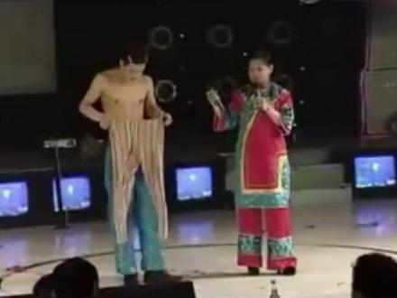 小沈阳和沈春阳夫妻二人转演出视频,真心不容易!背上全是汗!