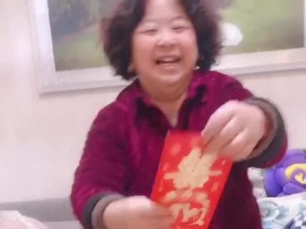 今天我生日🎂我记得没错的话她儿媳妇生日给一万,轮到我过生日……这偏心眼儿的亲妈!哼@清清老师家的珂