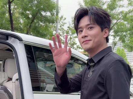 5.19 王皓祯 坠入秩序之外 转场 身体又很诚实的来到山东了😭这套黑衬衫太帅了吧😭
@王皓祯 #王皓祯 #帅哥路透