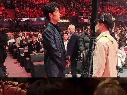 估计肖战也没有想到,在大眼仔之夜因座位被挪而无奈站整晚的委屈,不到一月,就被两大顶奢以破格礼遇狠狠地替他还了#肖战 #杨幂 #肖战米兰时装周 #影娱热点团 #内容启发搜索