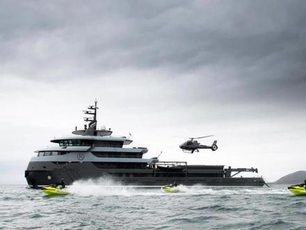 Ragnar探险游艇 如果旅行是一场升级,那么登上 RAGNAR,就是直接通关。
第一次见到她,我真的#知识前沿派对 被震住了——
像维京战舰般的外观、破冰级船身、直升机停机坪、潜水艇、雪地摩托、热水泳池、雪茄吧……
这不是游艇,这是现实版 未来移动堡垒。
❄️ 01. 去别人去不了的地方
RAGNAR 的极地级强化船身能破冰前行。
这意味着:
北冰洋不是梦想
格陵兰冰川是后花园
冰岛火山边的黑沙滩,随手就能靠岸
那种“世界尽头只有我们”的感觉,真的会上瘾。
🚁 02. 像电影主角一样出行
在 RAGNAR 上,你的交通工具包括:
直升机|雪地摩托|潜水装备|水上玩具
今天从甲板起飞看极光,明天在冰下潜水看蓝洞。
旅行不再是“抵达”,而是“玩法”。
🔥 03. 钢铁外壳,奢华内心
外表硬核,内里是另一种反差:
纯木质与金属混搭的北欧极简内饰
SPA & 蒸汽房
私人影院、健身房
无敌海景套房
真正意义上的“粗犷外壳+精致灵魂”。
🧭 04. 如果你也想把边界推得更远
RAGNAR 不是一般的度假,而是一种人生体验。
它属于那些:
✨ 热爱极地、热爱未知
✨ 喜欢把旅程当成作品
✨ 想把自己放在世界边缘看看风景的人
当钢铁遇到海洋,当冒险遇到奢华——RAGNAR,就是答案。