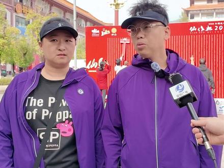 跑者纷纷点赞仙游马拉松。 参加2025年仙游马拉松的参赛者今日陆续到现场领取参赛物资,并