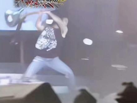 #潜龙勿用 1:99音乐会🎼
#摔吉他🎸谢霆锋