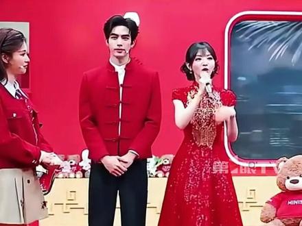 甜度拉满!#重庆妹子田曦薇将首登春晚舞台 ,她眼中的重庆年味,烟火气十足:香肠一灌,腊肉一熏,年就来了!#春晚 #田曦薇